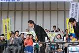 自立支援法訴訟の原告のみなさんを前に